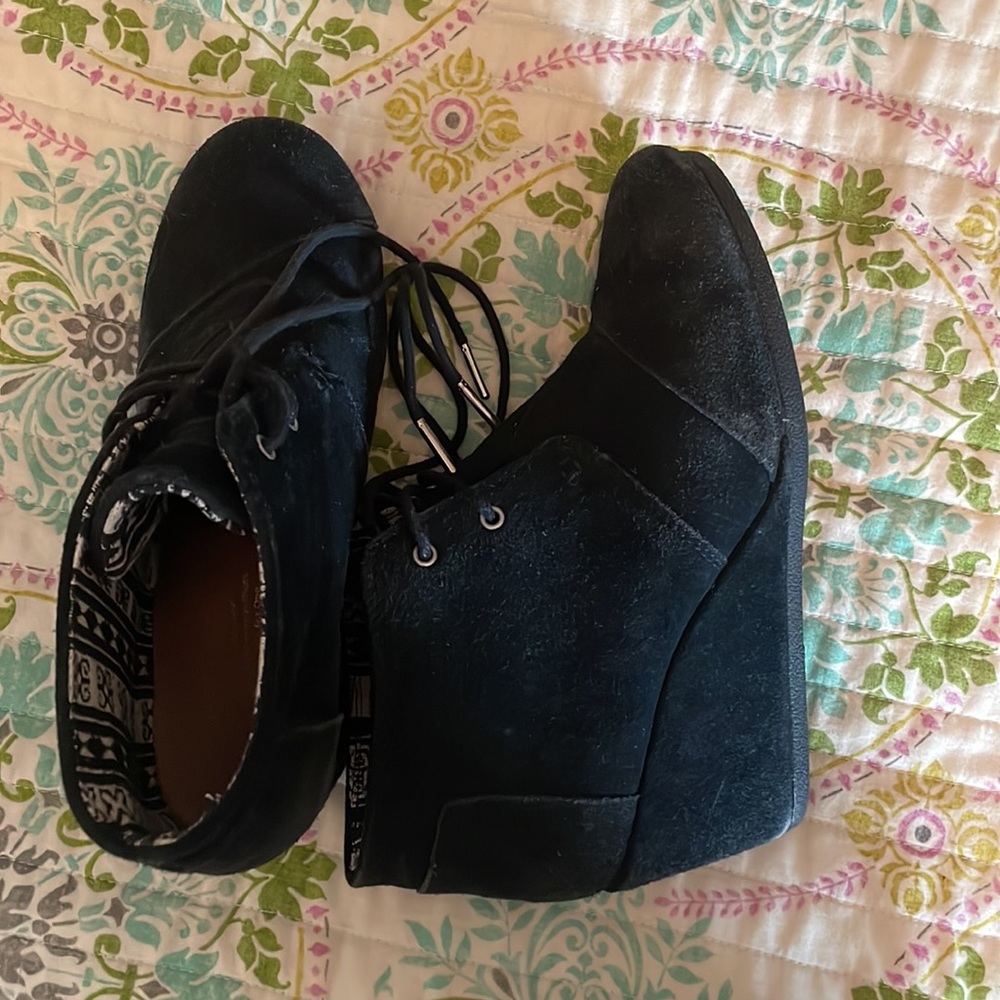 Tom’s black healed shoes size Women’s 8.5